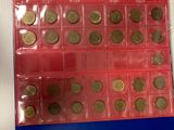 une photo d'une vitrine contenant de nombreuses pièces de monnaie
