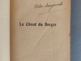 un livre ouvert avec une écriture dessus, posé sur une table