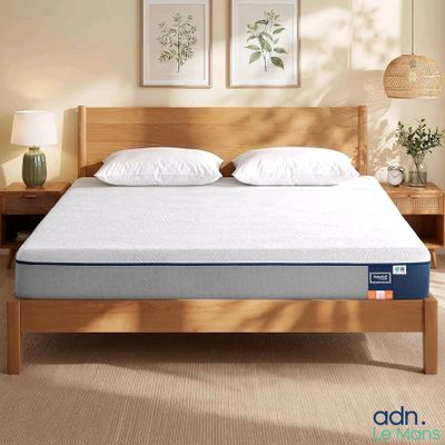 un lit sur lequel est posé un matelas dans une pièce