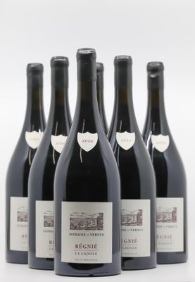 six bouteilles de vin sont alignées sur une surface blanche