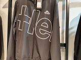 une veste suspendue à un portant dans un magasin de vêtements