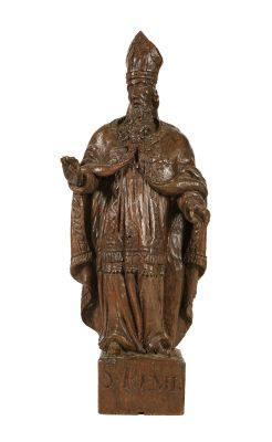 statue en bois représentant un homme coiffé d'un chapeau et vêtu d'une robe, tenant un livre