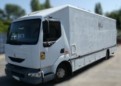 un camion blanc garé dans un parking