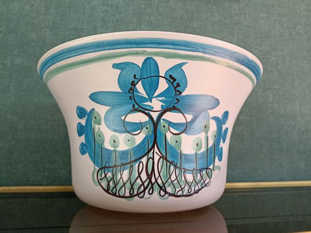 KERALUC QUIMPER – Grand cache pot en faïence polychrome à décor s...