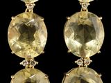 un gros plan sur une paire de boucles d'oreilles sur fond noir