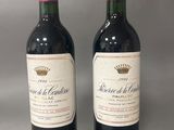 deux bouteilles de vin rouge posées l'une à côté de l'autre sur une table