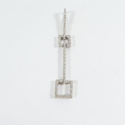 une image d'une paire de boucles d'oreilles en diamant sur fond blanc