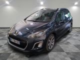 la voiture bleue est garée dans le garage sur le sol en damier