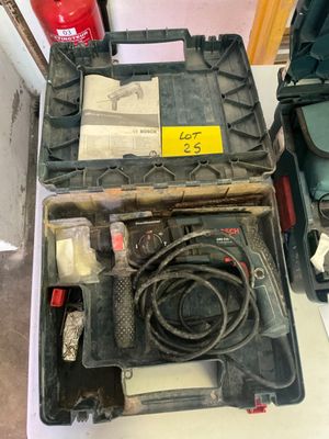 une boîte à outils ouverte, contenant des outils, posée sur une table