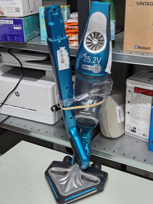 un aspirateur posé sur une table dans une pièce