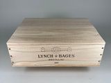 une boîte en bois sur laquelle est collée une étiquette portant l'inscription « Lynch et Bages »