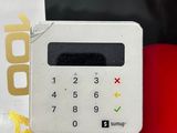 une calculatrice blanche posée à côté d'un cœur rouge