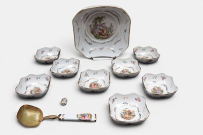 beaucoup d'assiettes et de cuillères posées sur une table