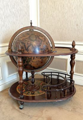 une charrette en bois surmontée d'un globe terrestre