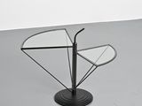 une photo d'une table en verre avec un piètement en métal
