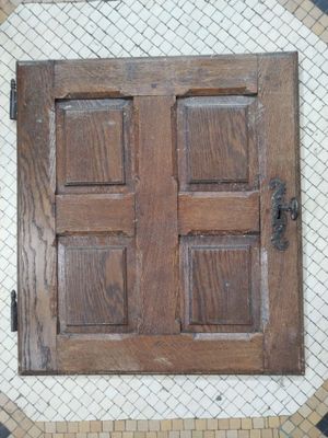 une porte en bois avec une fenêtre sur la face extérieure