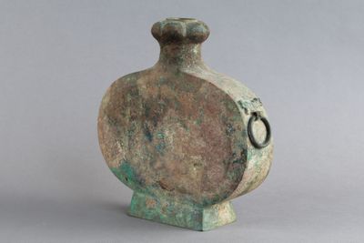 un petit vase vert muni d'une anse