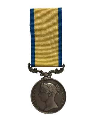 gros plan d'une médaille sur fond blanc