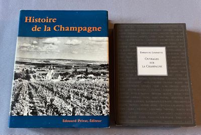 deux livres posés l'un à côté de l'autre sur une table