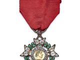 gros plan d'une médaille sur un ruban rouge