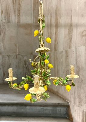 un lustre avec des citrons suspendus au plafond