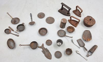plusieurs types d'ustensiles de cuisine sur la table