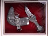 une photo d'une photo représentant un pistolet et un couteau, dans un cadre