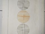 une photo d'une photo représentant trois cercles sur une feuille de papier