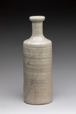 un vase blanc posé sur une table