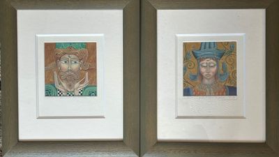 deux photos encadrées représentant un homme et une femme, accrochées au mur