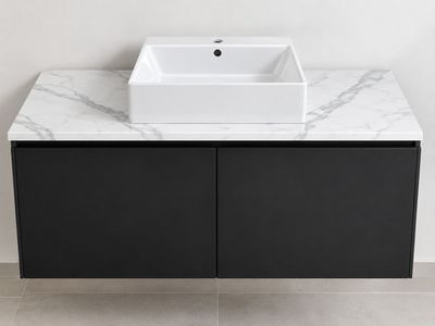 un évier blanc posé sur un meuble noir