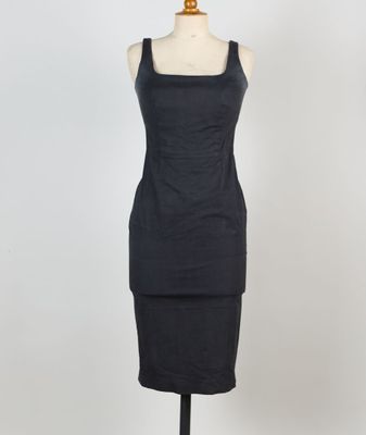 une robe noire sur un mannequin mannequin mannequin mannequin mannequin mannequin mannequin mannequin mannequin mannequin