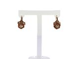 gros plan d'une paire de boucles d'oreilles sur un support
