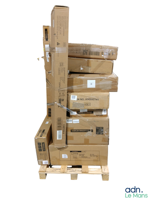 une pile de cartons posée sur une palette