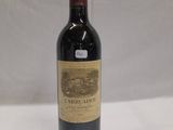 une bouteille de vin posée sur une table