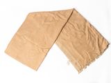 deux morceaux de papier kraft posés sur une surface blanche, avec une paire de ciseaux