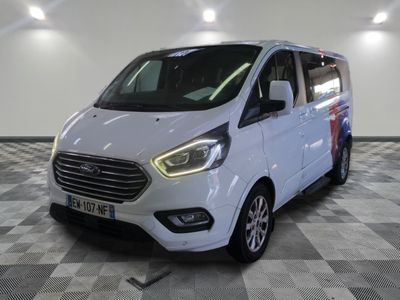 la camionnette blanche est garée sur le sol en damier d'un garage
