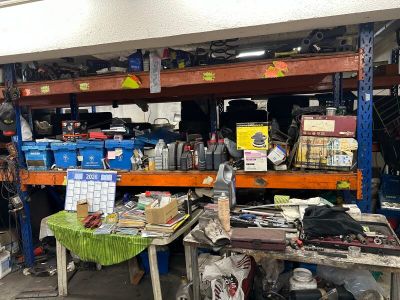 un garage rempli d'une multitude d'objets en tout genre