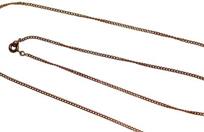 un collier muni d'une chaîne en or, sur fond blanc