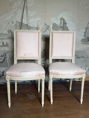 Paire de chaises de style Louis XVI à piètement torsadé, Enl…