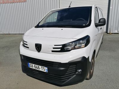 l'avant d'une camionnette blanche garée devant un immeuble