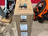 un vélo posé à côté d'un carton par terre