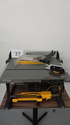 une image représentant une table sur laquelle sont posés une scie et d'autres outils