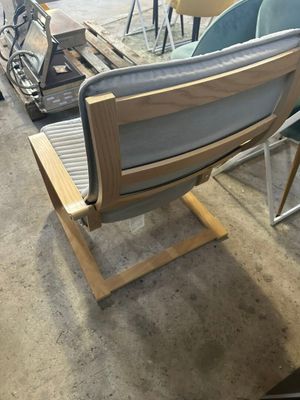 le nombre de chaises qui sont assises ensemble dans une pièce