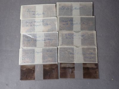 plusieurs feuilles de papier sur lesquelles sont écrites des notes, posées sur une table