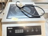 une photo d'une plaque de cuisson professionnelle dotée d'un écran numérique