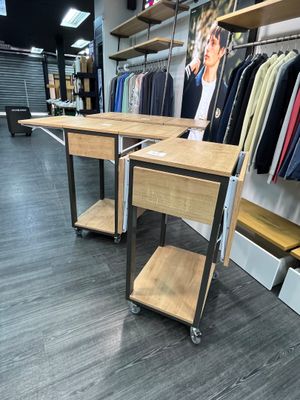 deux tables posées devant un portemanteau