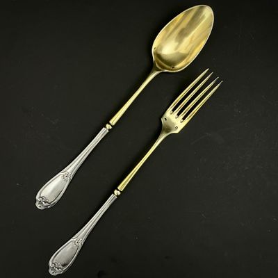 deux fourchettes et une cuillère posées sur une surface noire