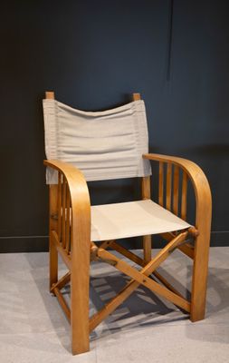 une chaise en bois recouverte d'un siège en tissu beige