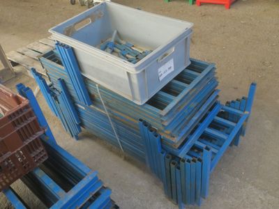 une pile de caisses posées les unes à côté des autres sur le sol